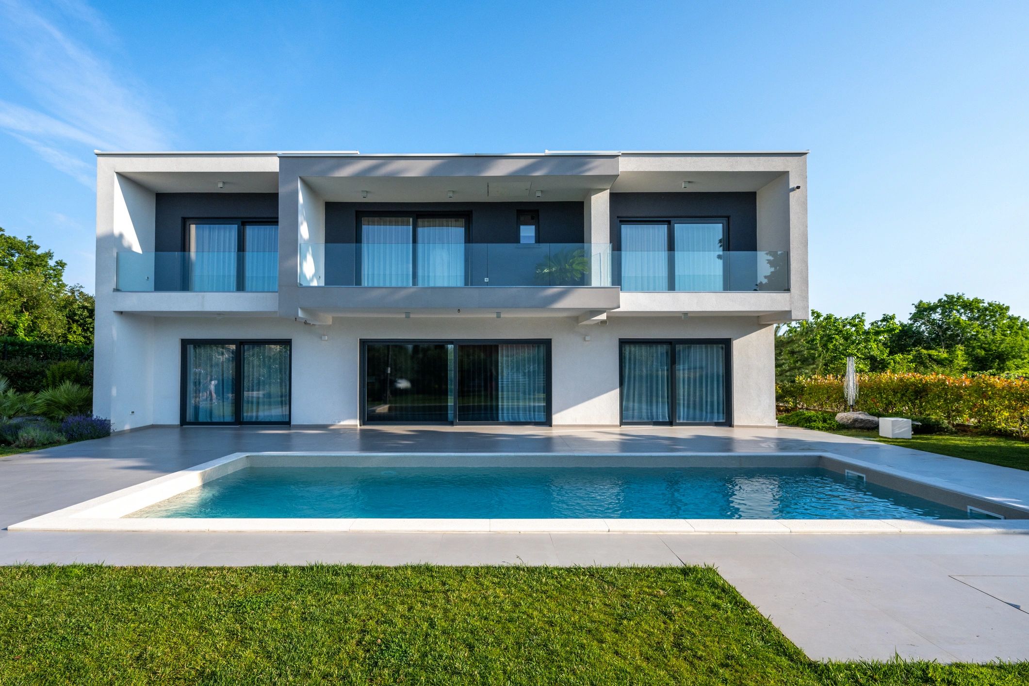 Residencia moderna de lujo disponible a través de Cracks Realty