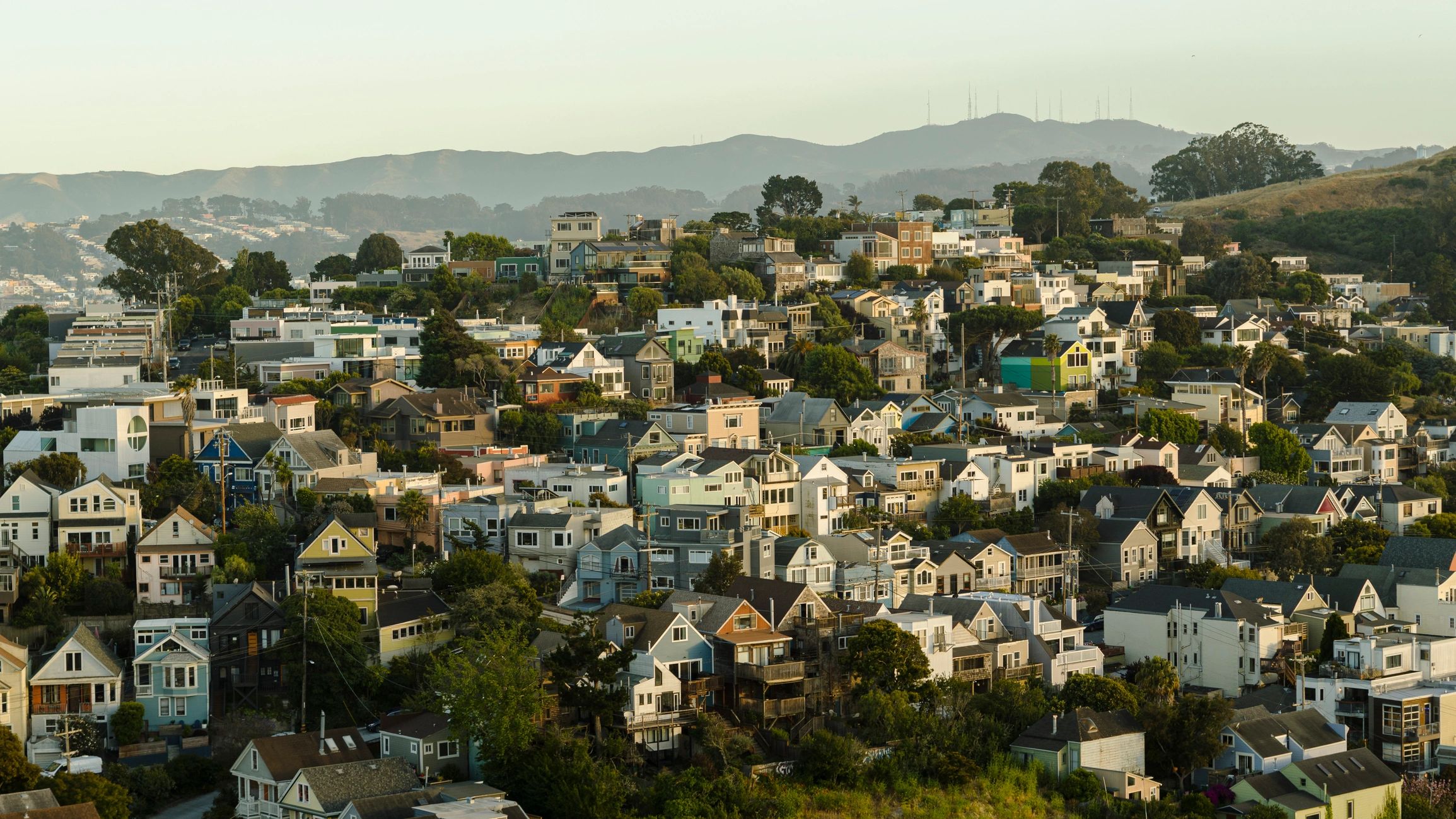 Vista de vecindario residencial con múltiples viviendas
