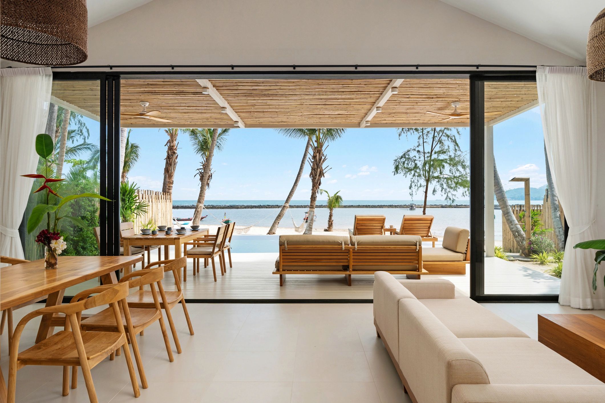 Interior moderno de casa con sala y comedor