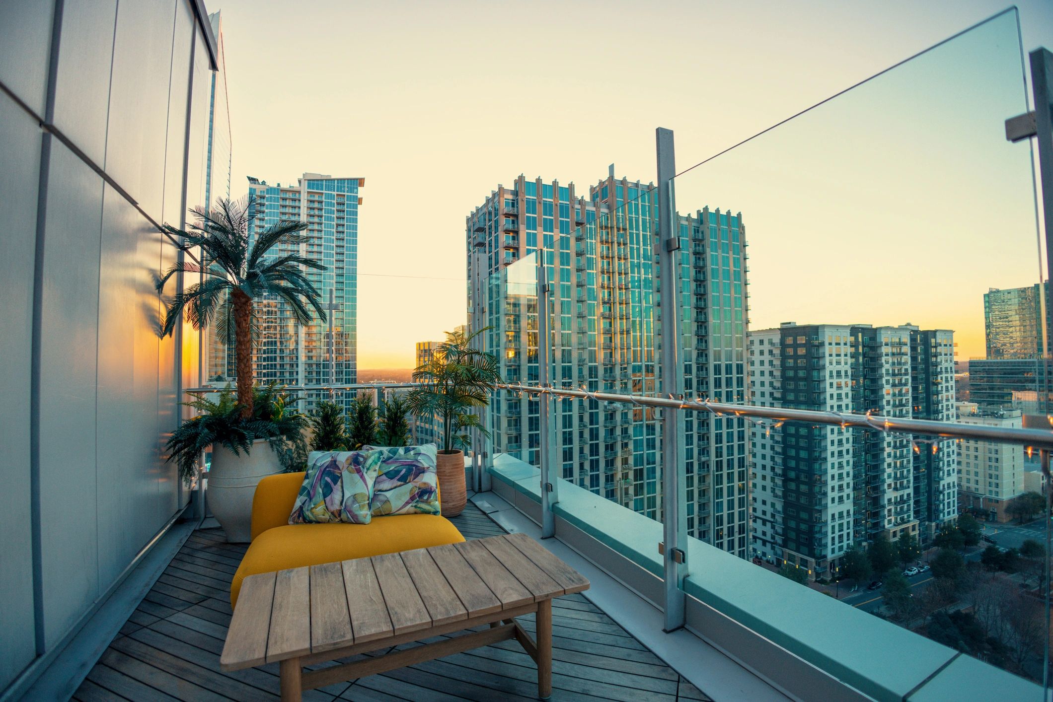 Balcón de apartamento con vista urbana