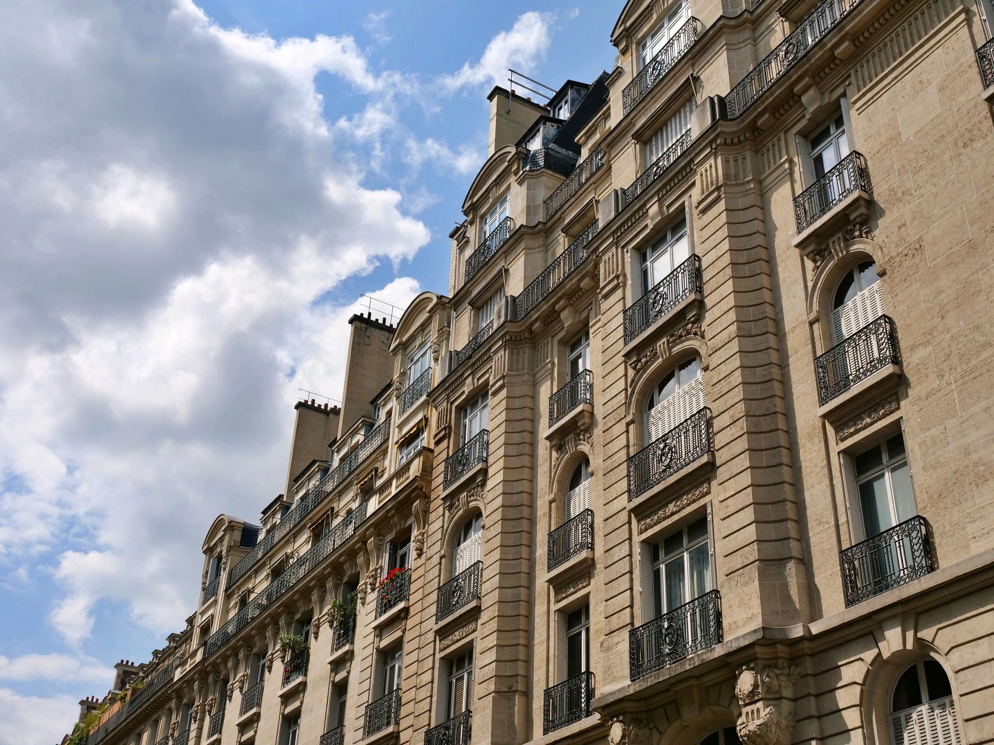 Fachada elegante de edificio de apartamentos