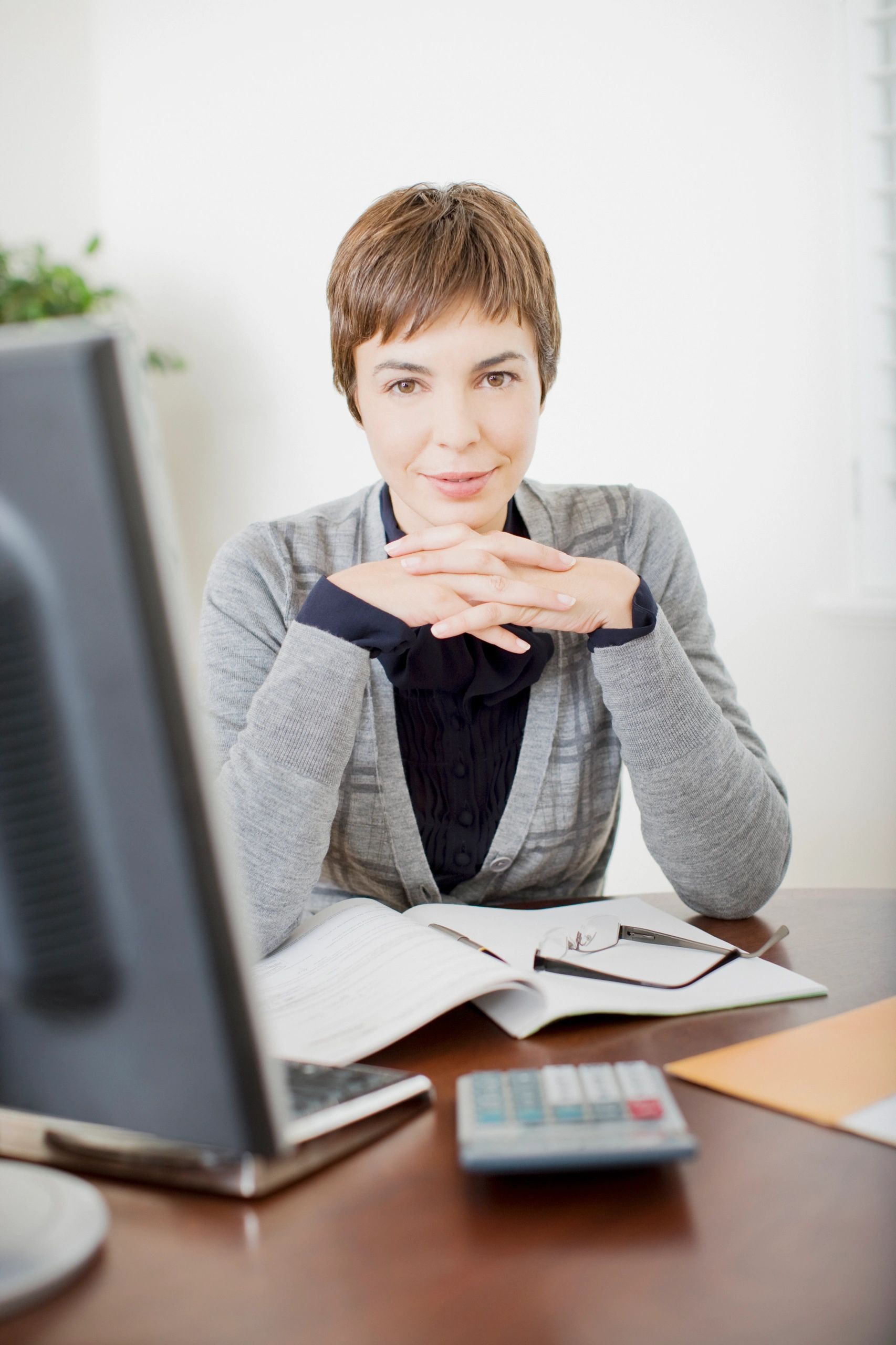 Profesional inmobiliaria representando gestión eficiente