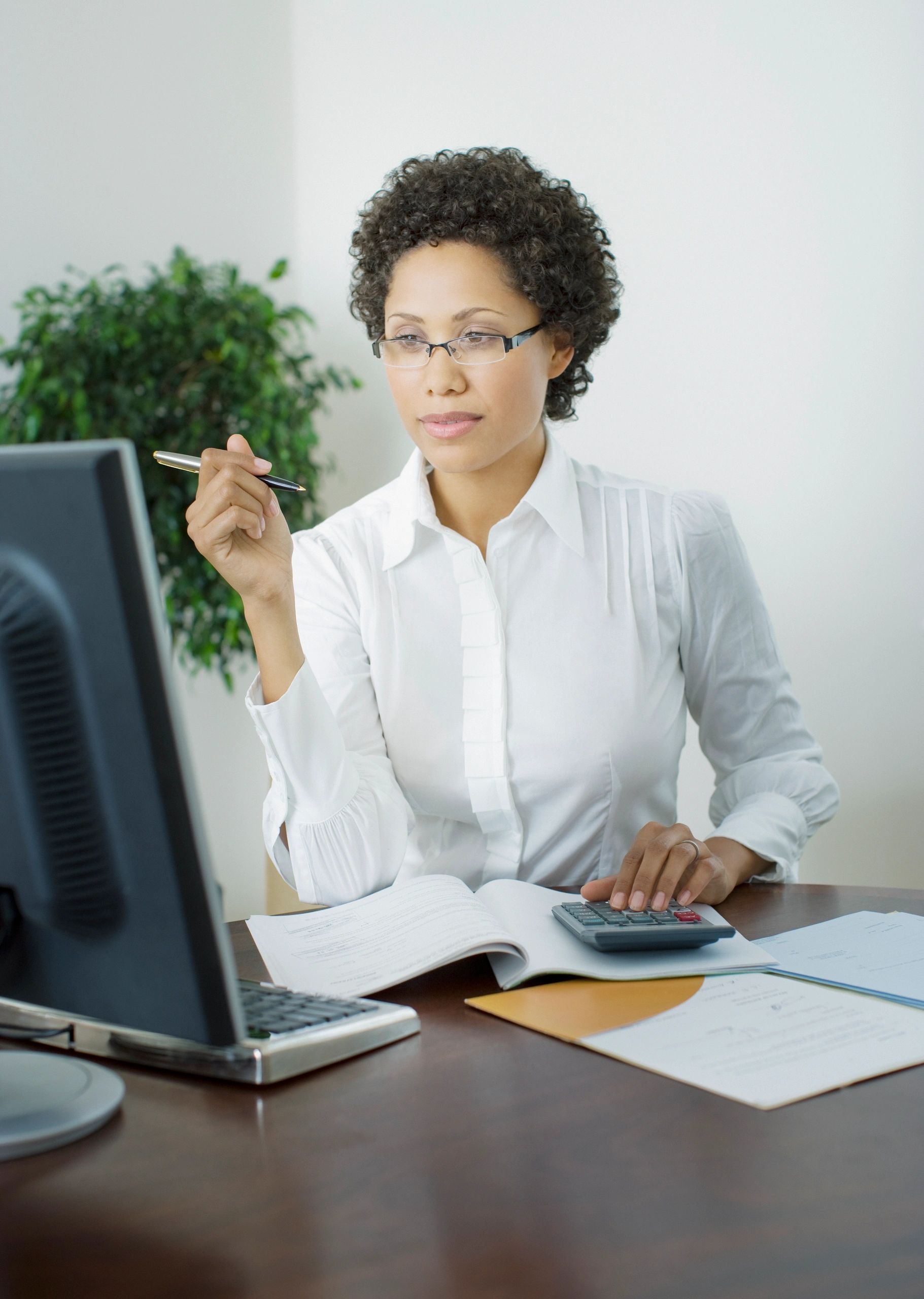 Profesional inmobiliaria representando atención personalizada